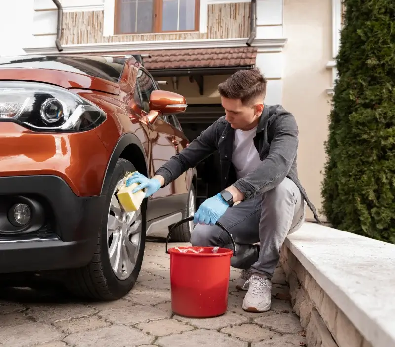 Lavage auto à domicile Pouzy-Mésangy : professionnel intervenant sur un véhicule
